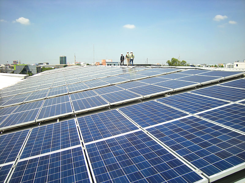 Plaques solars per a naus industrials: eficiència energètica i rendibilitat assegurada